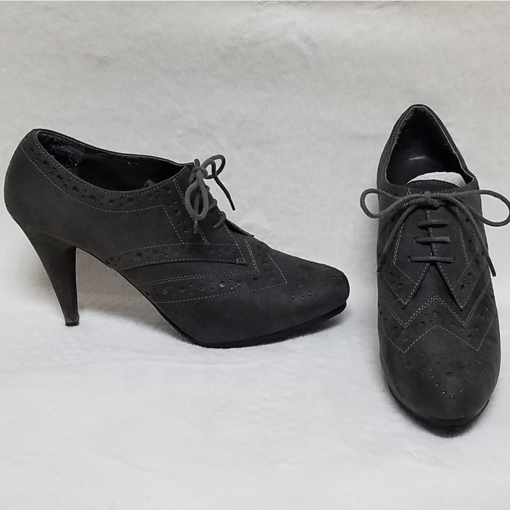 APOSTROPHE Jodie Gray Eyelet Platform Booties